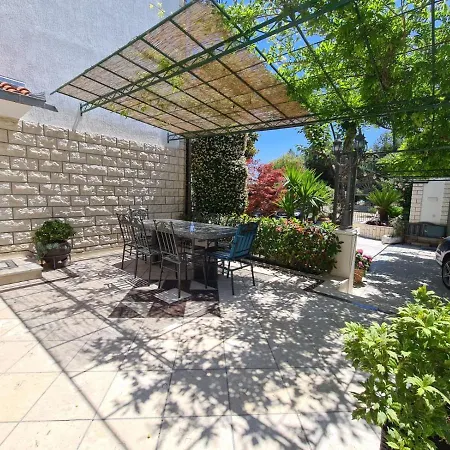 Anita * Τρογκίρ